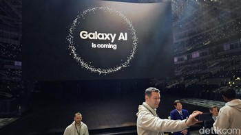 Para jurnalis dan partner Samsung mengabadikan momen keseruan sebelum Galaxy Unpacked dimulai. Foto: Adi Fida Rahman/detikinet