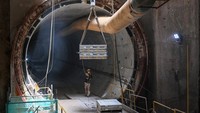 Pembangunan MRT fase 2A sepanjang 5,8 kilometer terdiri atas enam stasiun bawah tanah, yaitu Thamrin, Monas, Harmoni, Sawah Besar, Mangga Besar, dan Glodok, serta satu stasiun at grade/di atas tanah (Kota).  
