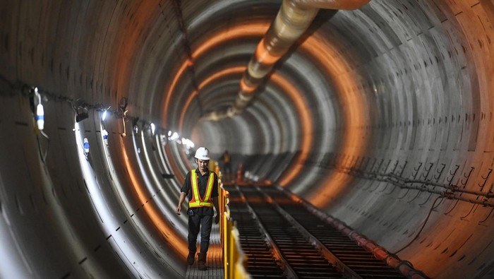 Pembangunan fase 2A MRT Jakarta Thamrin-Kota Pekerja berjalan di terowongan proyek CP 201 (Stasiun Thamrin-Stasiun Monas) fase 2A MRT Jakarta di dekat Stasiun Monas, Jakarta, Kamis (18/1/2024). Berdasarkan data PT MRT Jakarta per 25 Desember 2023, pembangunan CP 201 mencapai 67,26 persen, sementara CP 202 (Stasiun Harmoni-Sawah Besar-Mangga Besar) 23,81 persen dan CP 203 (Stasiun Glodok-Kota) 42,97 persen.