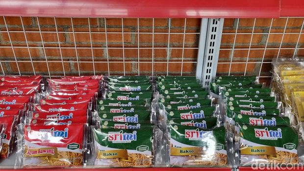 Pembuatan mi berbahan tepung singkong atau tepung mocaf.