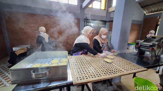 Pembuatan mi berbahan tepung singkong atau tepung mocaf.