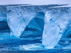 Gunung Es Raksasa Antartika Berubah Jadi Biru, Pertanda Apa?