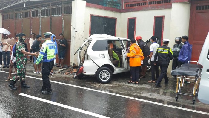 Penampakan minibus tabrak pagar rumah di Jalan Wates Kulon Progo, Kamis (18/1/2024).
