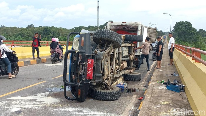 Penampakan mobil rescue Kemensos mengalami kecelakaan tunggal di Jembatan Aurduri 2, Jambi.