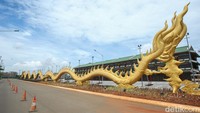 Patung naga emas terbesar di Indonesia ini memiliki dimensi panjang 153 meter dan tinggi 9,9 meter.