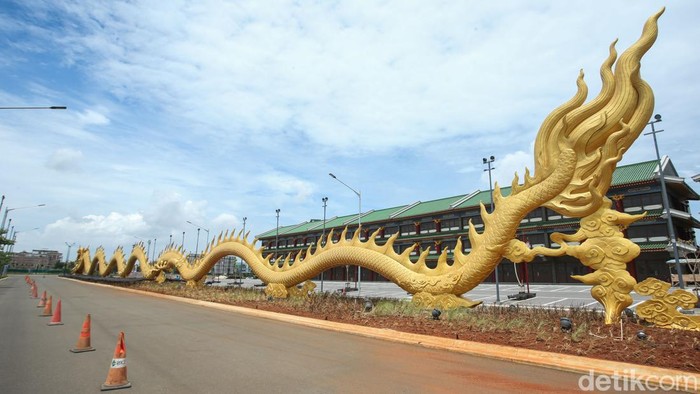 Penampakan Naga Emas Sepanjang 153 Meter di PIK 2 Penampakan Naga Emas Sepanjang 153 Meter di PIK 2