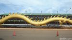 Penampakan Naga Emas Raksasa Sepanjang 153 Meter di PIK 2