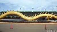 Selain berwarna emas, patung ini juga memiliki detil yang cantik seperti buntut hingga kaki.