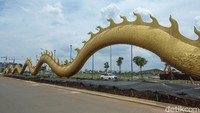 Masyarakat Tionghoa percaya patung naga emas dapat membawa keberuntungan dan kesejahteraan.