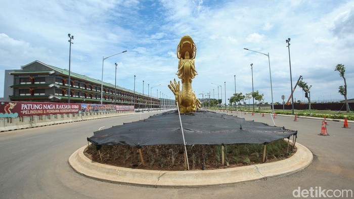 Penampakan Naga Emas Sepanjang 153 Meter di PIK 2