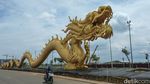 Penampakan Naga Emas Raksasa Sepanjang 153 Meter di PIK 2