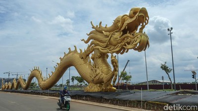 Penampakan Naga Emas Raksasa Sepanjang 153 Meter di PIK 2