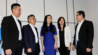 Wakil Presiden Direktur Panin Dai-ichi Life Naohide Noguchi (kedua kiri), didampingi  Pjs. Chief Agency Officer Iskandar Wijaya (kiri), Head of Agency Sales Johan Sutanto (kanan), dan Owner General Agency TIMCS Hani Riani (kedua kanan) secara simbolis menyerahkan klaim asuransi kepada perwakilan ahli waris  sebesar Rp4,7 miliar di Jakarta, Kamis (18/1).