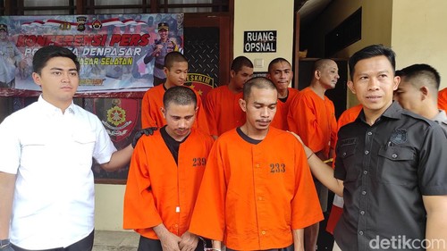 Yulius Lende alias Yulen dan Obed Rambi Engge, pencuri alat dan material proyek Icon Bali Mall dihadirkan saat konferensi pers di Polsek Denpasar Selatan, Kamis (18/1/2024). (I Wayan Sui Suadnyana/detikBali)