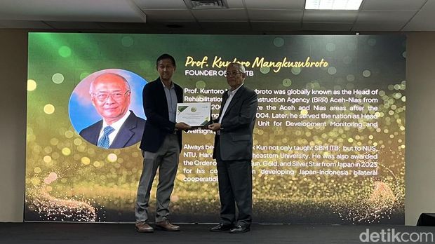 Penerima Life Time Achievement Anugerah Avirama Nawasena di Kampus SBM ITB Jakarta