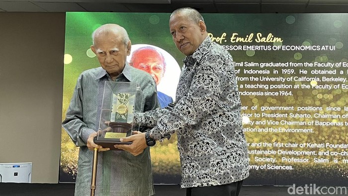 Penerima Life Time Achievement Anugerah Avirama Nawasena di Kampus SBM ITB Jakarta