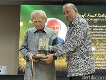 Emil Salim Berbagi Kenangan tentang Jasa 2 Pendiri SBM ITB
