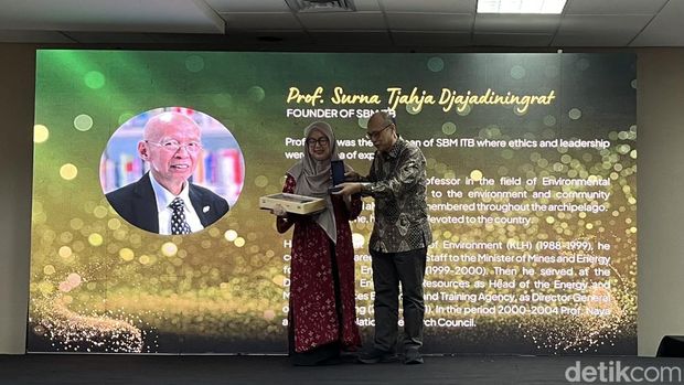 Penerima Life Time Achievement Anugerah Avirama Nawasena di Kampus SBM ITB Jakarta