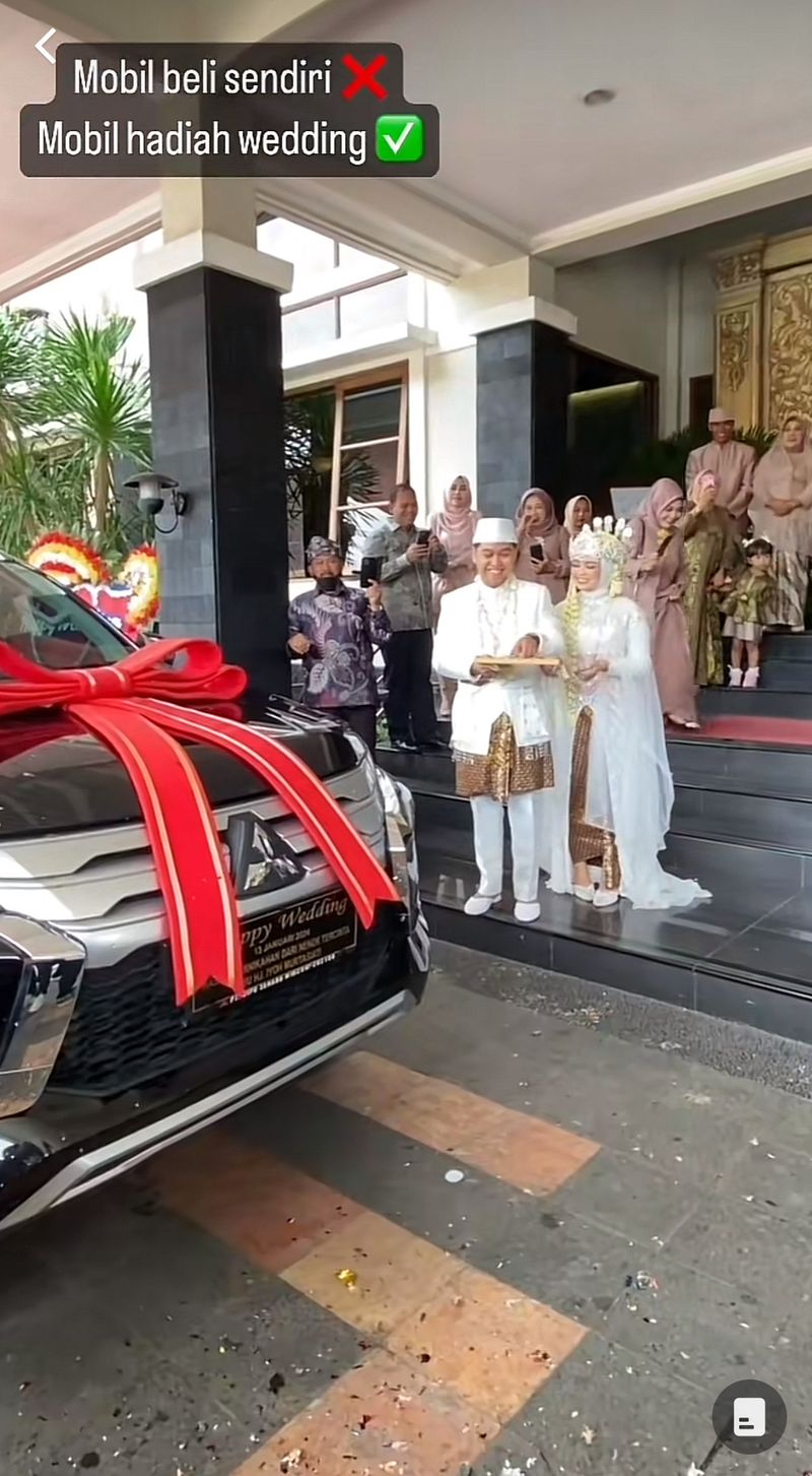 Acara pernikahan viral di TikTok, pengantin memberikan satu buat mobil dan satu hektar kebun sawit