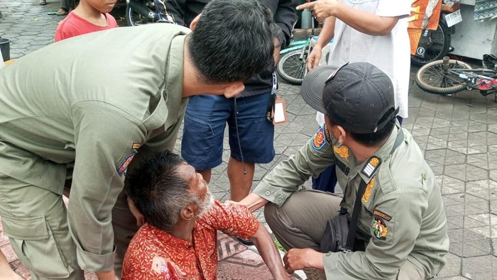 Pengemis viral bawa toples penuh uang diamankan Satpol PP DIY, Kamis (18/1/2024).