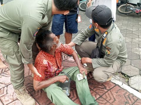 Pengemis viral bawa toples penuh uang diamankan Satpol PP DIY, Kamis (18/1/2024).