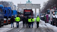 Pengemudi truk Jerman memarkir kendaraannya di depan Gerbang Brandenburg.