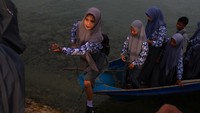 Puluhan pelajar itu menyeberangi lautan sekitar 45 menit menuju ke sekolahnya yang terletak di antara Pulau Towea di Desa Moasi, Kecamatan Towea dengan Kecamatan Napabalano secara cuma-cuma atau digratiskan oleh pemilik perahu.