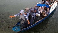 Sejumlah pelajar SMA Negeri 1 Napabalano turun dari perahu penyeberangan di area Pelabuhan Tampo, Kecamatan Tampo, Kabupaten Muna, Sulawesi Tenggara, Kamis (18/1/2024).