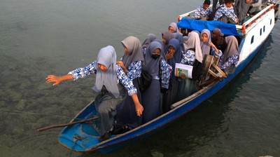 Potret Penyeberangan Gratis Siswa Sekolah di Kabupaten Muna Sulteng