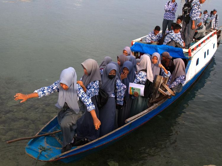 Potret Penyeberangan Gratis Siswa Sekolah di Kabupaten Muna Sulteng