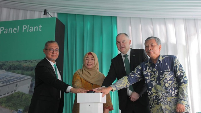 Peresmian PLTS B.Braun Indonesia Presiden Direktur B. Braun Indonesia Rainer Ruppel (kedua kiri), GM Production Eko Peryatno (tengah), Engineering Manager Jatmiko Tri Setyadi (kedua kanan), GM Operation & Engineering PT Indotaisei Indah Development FX Hendra (kanan), dan Kepala Dinas Tenaga Kerja dan Transmigrasi Kabupaten Karawang Rosmalia Dewi (kiri) berbincang saat peresmian Pembangkit Listrik Tenaga Surya (PLTS) di Pabrik B. Braun Indonesia, Karawang, Jawa Barat, Kamis (18/1/2024). B. Braun Indonesia berkomitmen mendukung upaya pemerintah menciptakan industri ramah lingkungan, melalui pemanfaatan energi terbarukan yakni pembangkit listrik tenaga surya (PLTS) berkapasitas 1,2 MwP di lingkungan pabrik B. Braun Indonesia. ANTARA FOTO/Reno Esnir.