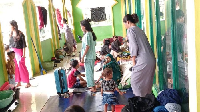 Perumnas Antang terendam banjir akibatnya warga mengungsi di masjid