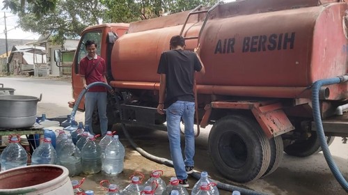 Petugas BPBD Kota Bima menyalurkan air bersih ke kelurahan yang kekurangan air bersih. (Dok. BPBD Kota Bima)