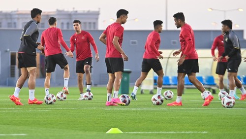 Sejumlah pesepak bola timnas Indonesia melakukan latihan di Lapangan Al Egla 2, Usail, Qatar, Rabu (17/1/2024). Timnas Indonesia akan bertanding melawan timnas Vietnam pada pertandingan kedua grup D Piala Asia 2023 di Qatar pada Jumat (19/1/2024). ANTARAFOTO/Yusran Uccang/wpa.