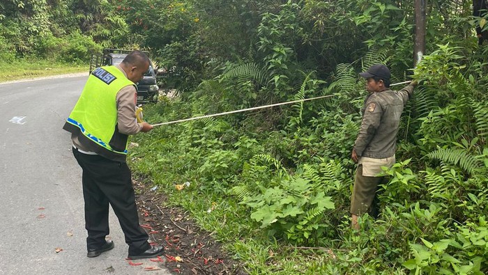 Pihak kepolisian saat olah TKP kecelakaan. (Foto: Dok. Polres Taput)