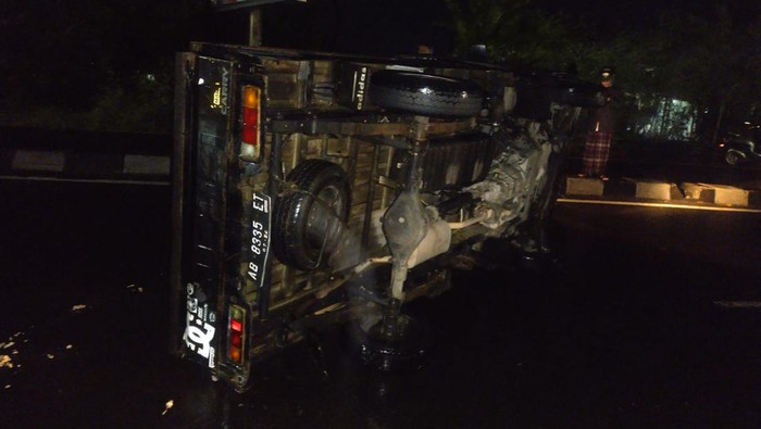 Satu unit mobil pikap yang terlibat laka tunggal di ringroad selatan, tepatnya di tikungan ringroad selatan, Pedukuhan Jadan, Kalurahan Tamantirto, Kapanewon Kasihan, Kabupaten Bantul.