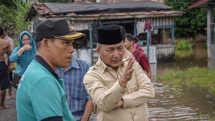 Pj Bupati Musi Banyuasin Apriyadi kunjungi wilayah yang terkena banjir.