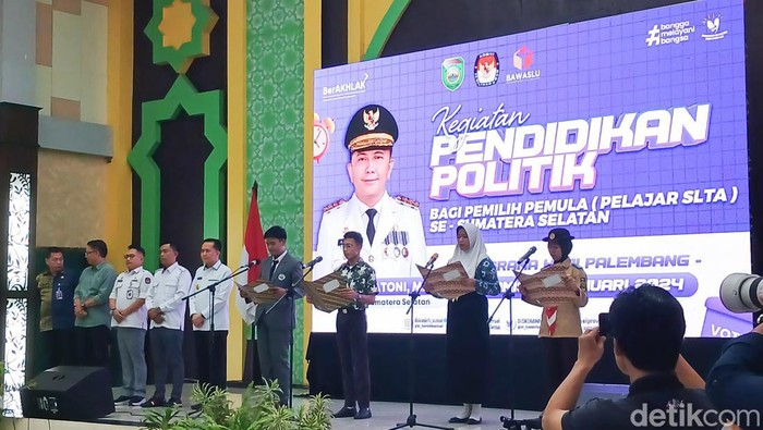 Pj Gubernur Sumsel Agus Fatoni bersama para perwakilan pelajar SMA/K dalam pembacaan deklarasi pemilih pemula..