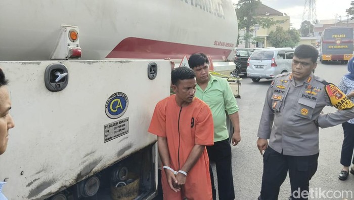 Polda Sumsel amankan oknum sopir tangki minyak di Ogan Ilir.