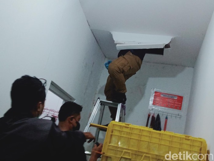 Polisi melakukan olah TKP di minimarket modern di Desa Ngering, Kecamatan Jogonalan, Klaten, yang dibobol maling, Kamis (18/1/2024).
