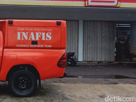 Polisi melakukan olah TKP di minimarket modern di Desa Ngering, Kecamatan Jogonalan, Klaten, yang dibobol maling, Kamis (18/1/2024).