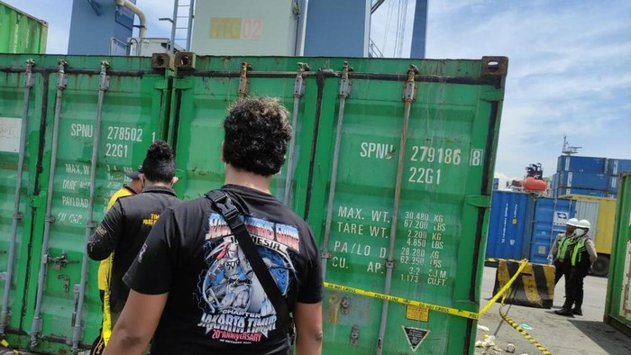 Polisi melakukan olah TKP penemuan mayat membusuk dalam peti kemas di Pelabuhan Tanjung Priok, Jakarta Utara.