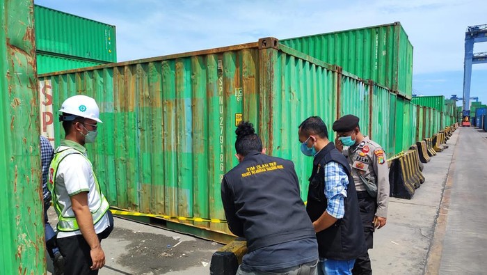 Polisi melakukan olah TKP penemuan mayat membusuk dalam peti kemas di Pelabuhan Tanjung Priok, Jakarta Utara.