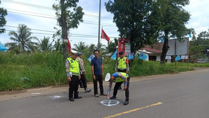 Polisi olah TKP kecelakaan pelajar SMP tewas ditabrak mobil polisi.