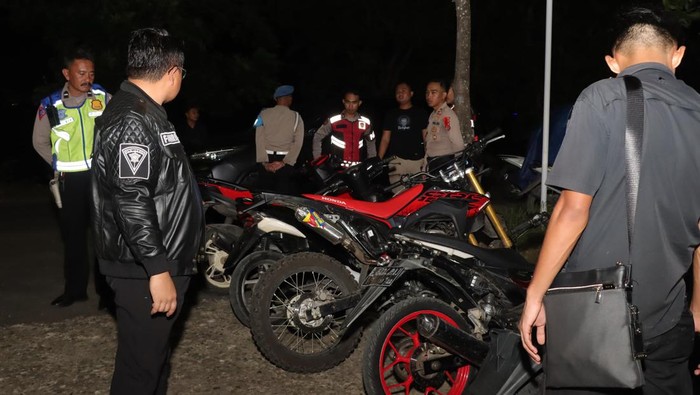 Polisi saat menciduk puluhan remaja diduga hendak tawuran di Indramayu