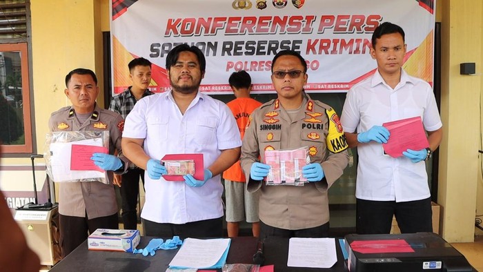 Polres Bungo bekuk dua pengedar uang palsu modus top up saldo e-wallet.