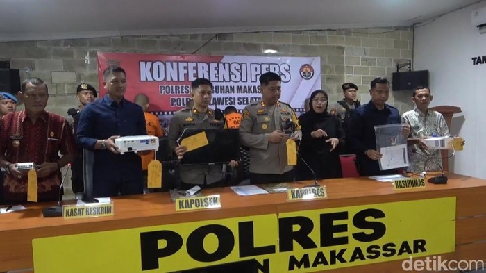 Polres Pelabuhan Makassar merilis kasus pembobolan dua kantor kelurahan.