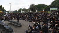 Aksi Kamisan dimulai pada 18 Januari 2007. Aksi ini rutin digelar setiap Kamis untuk menuntut pemerintah menuntaskan sejumlah kasus pelanggaran HAM berat.  