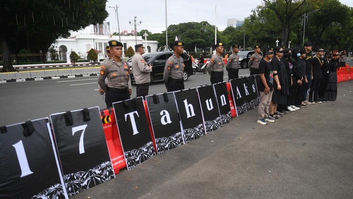 Potret 17 Tahun Aksi Kamisan, Mencari Keadilan dari Seberang Istana Sejumlah pegiat HAM menggelar aksi 17 Tahun Kamisan di depan Istana Merdeka, Jakarta, Kamis (18/1/2024). Mereka menyoroti narasi isu pelanggaran HAM yang muncul lima tahun sekali saat pemilihan presiden merupakan bentuk penyebaran disinformasi serta mendiskreditkan perjuangan korban, keluarga korban, pegiat HAM serta publik yang selama puluhan tahun menuntut keadilan. ANTARA FOTO/Akbar Nugroho Gumay/tom.