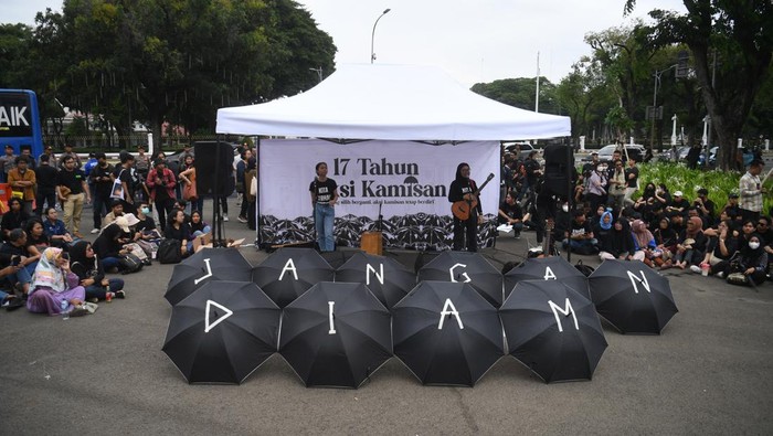Sejumlah pegiat HAM menggelar aksi 17 Tahun Kamisan di depan Istana Merdeka, Jakarta, Kamis (18/1/2024). Mereka menyoroti narasi isu pelanggaran HAM yang muncul lima tahun sekali saat pemilihan presiden merupakan bentuk penyebaran disinformasi serta mendiskreditkan perjuangan korban, keluarga korban, pegiat HAM serta publik yang selama puluhan tahun menuntut keadilan.  ANTARA FOTO/Akbar Nugroho Gumay/tom.